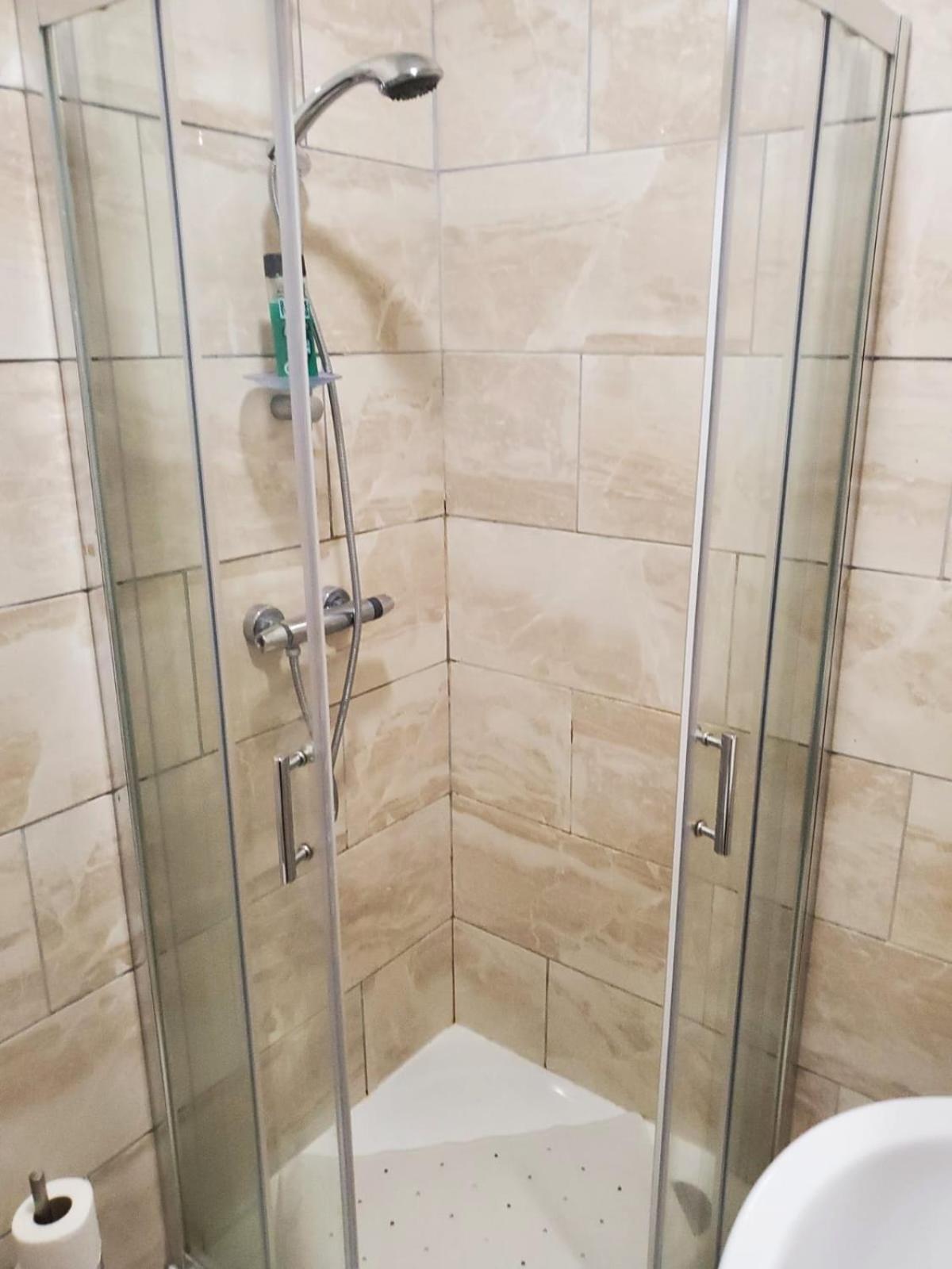 En Suite Bedrooms, Heaton, Newcastle Bilik gambar