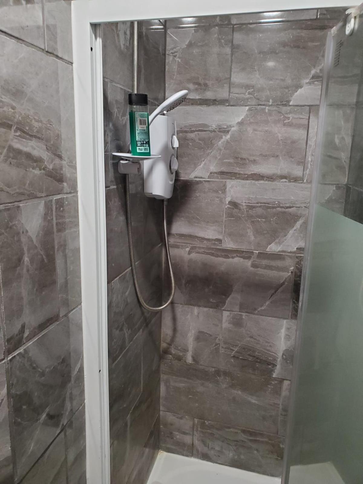 En Suite Bedrooms, Heaton, Newcastle Bilik gambar